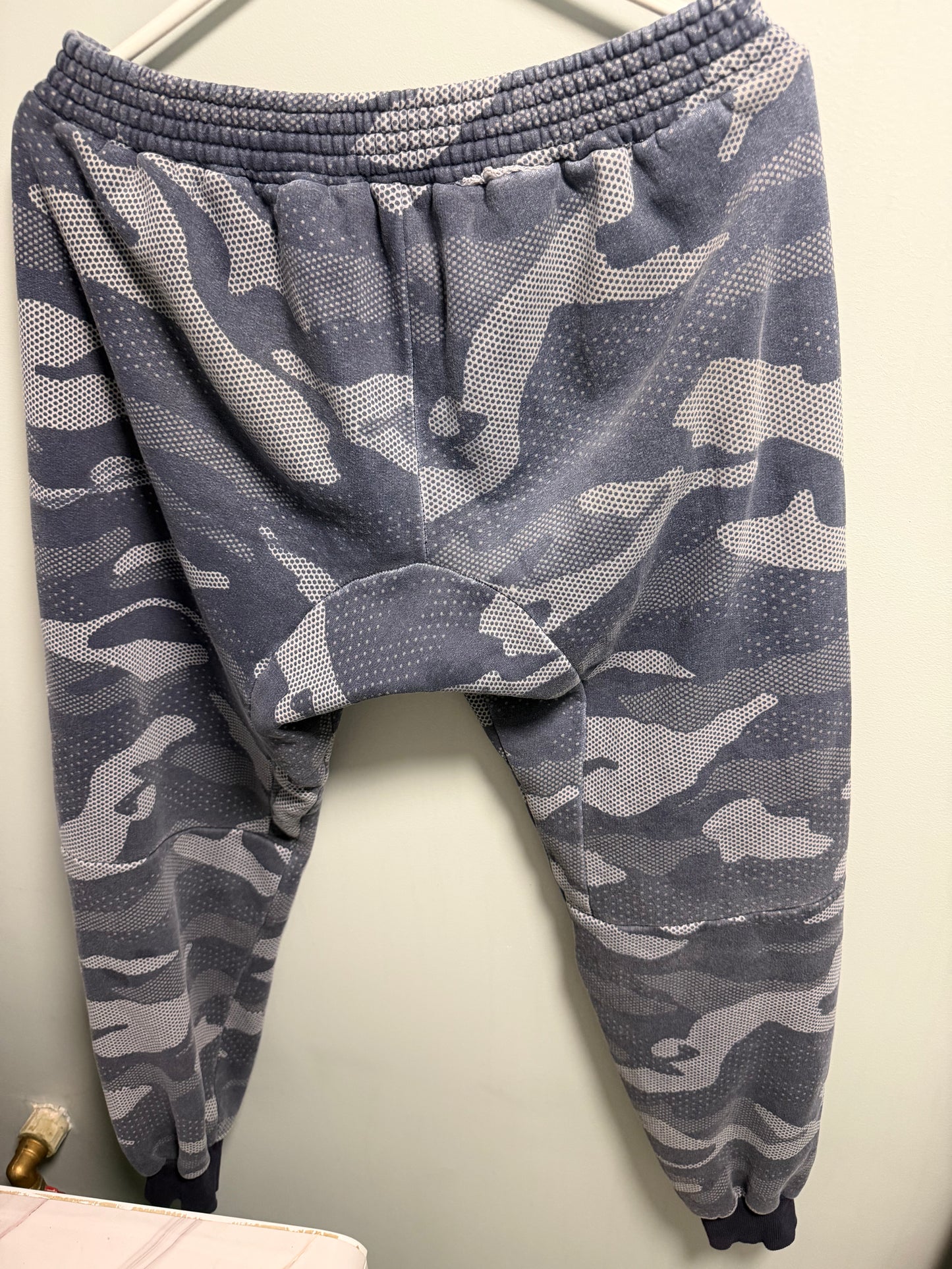 Nike kamuflāžas sporta bikses – Pelēkas